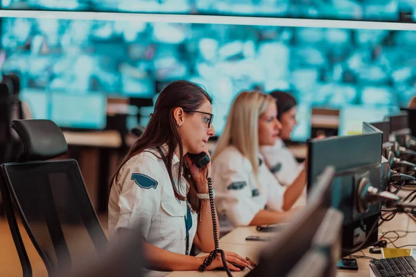 Operatore Sicurezza Femminile Che Parla Telefono Mentre Lavora Sulla Postazione — Foto Stock