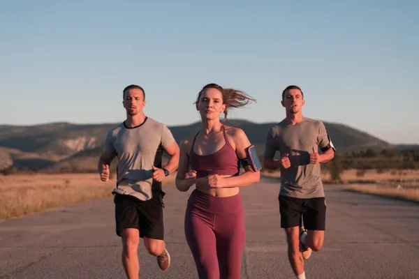 Drei Läufer Sprinten Freien Sportliches Training Stadtgebiet Gesunder Lebensstil Und — Stockfoto