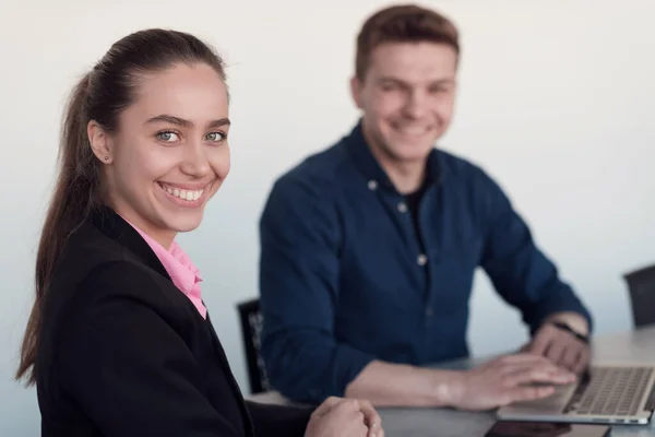 Samenwerkingsproces Van Multicultureel Geschoold Jong Business Team Tijdens Brainstormsbijeenkomst Kantoor — Stockfoto