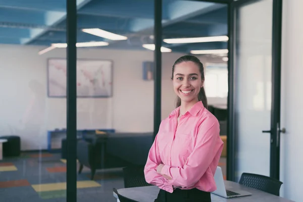 Retrato Una Joven Mujer Negocios Sonriente Una Creativa Oficina Inicio — Foto de Stock