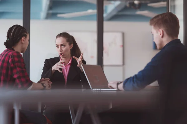 Samenwerkingsproces Van Multicultureel Geschoold Jong Business Team Tijdens Brainstormsbijeenkomst Kantoor — Stockfoto