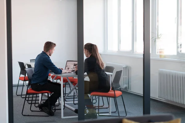 Proceso Colaboración Del Equipo Empresarial Joven Multicultural Cualificado Durante Reunión — Foto de Stock