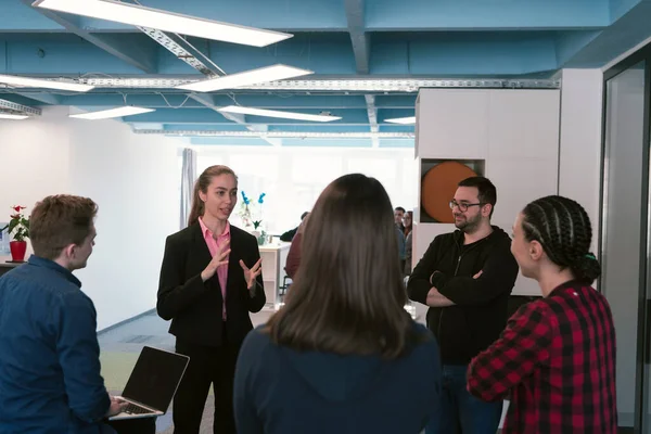 Equipo Negocios Startup Multiétnica Reunión Una Oficina Creativa Coworking Espacio — Foto de Stock