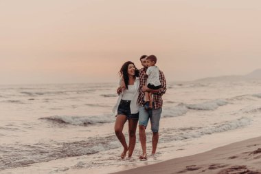 Aile, oğluyla kumsalda yürürken tatilin tadını çıkarıyor. Seçici odaklanma. Yüksek kalite fotoğraf