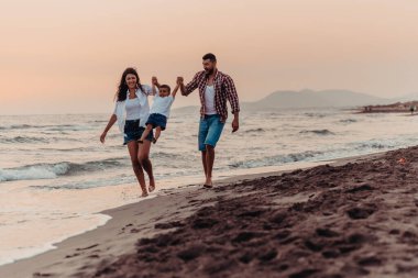 Aile, oğluyla kumsalda yürürken tatilin tadını çıkarıyor. Seçici odaklanma. Yüksek kalite fotoğraf