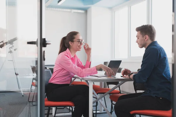 Pareja Emocional Jóvenes Colegas Discutiendo Moderna Oficina Espacio Abierto Brillante — Foto de Stock