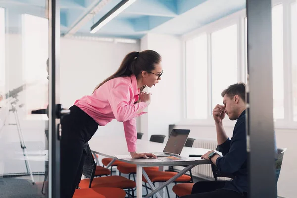 Emotional Couple Young Colleagues Arguing Modern Bright Open Space Office — Stock Photo, Image