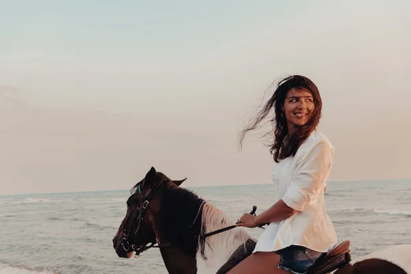 Woman Summer Clothes Enjoys Riding Horse Beautiful Sandy Beach Sunset — Fotografia de Stock