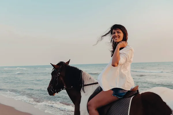 Woman Summer Clothes Enjoys Riding Horse Beautiful Sandy Beach Sunset — Fotografia de Stock