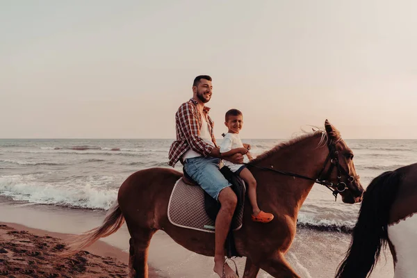 Padre Hijo Disfrutan Montando Caballos Juntos Junto Mar Enfoque Selectivo —  Fotos de Stock