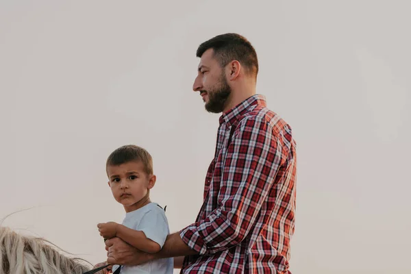 Vater Und Sohn Genießen Gemeinsam Meer Reiten Selektiver Fokus Hochwertiges — Stockfoto