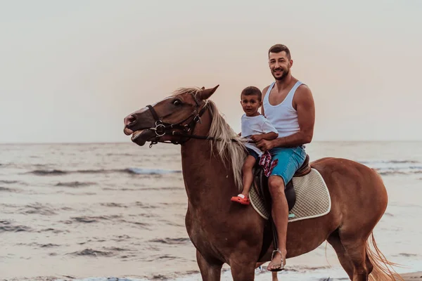 Padre Hijo Disfrutan Montando Caballos Juntos Junto Mar Enfoque Selectivo — Foto de Stock