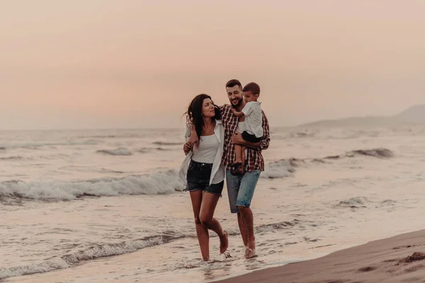 Aile Oğluyla Kumsalda Yürürken Tatilin Tadını Çıkarıyor Seçici Odaklanma Yüksek — Stok fotoğraf
