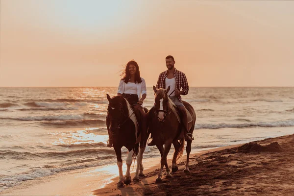 Loving Couple Summer Clothes Riding Horse Sandy Beach Sunset Sea — Foto de Stock