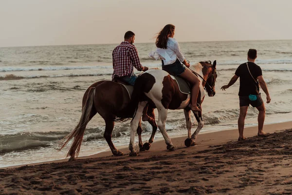 Una Pareja Amorosa Ropa Verano Montando Caballo Una Playa Arena —  Fotos de Stock