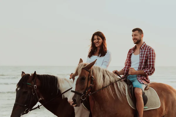 Casal Amoroso Roupas Verão Montando Cavalo Uma Praia Areia Pôr — Fotografia de Stock