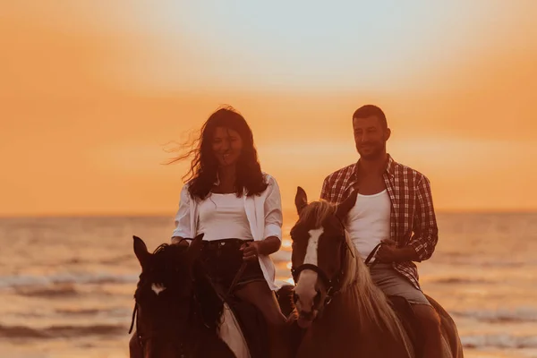 Casal Amoroso Roupas Verão Montando Cavalo Uma Praia Areia Pôr — Fotografia de Stock