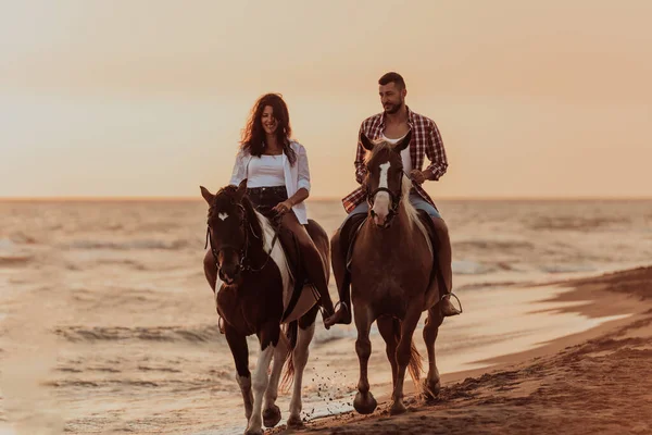 Loving Couple Summer Clothes Riding Horse Sandy Beach Sunset Sea — Φωτογραφία Αρχείου