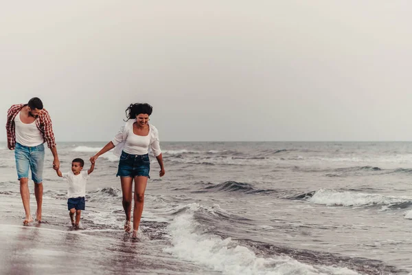 Familia Disfruta Sus Vacaciones Mientras Caminan Por Playa Arena Con — Foto de Stock
