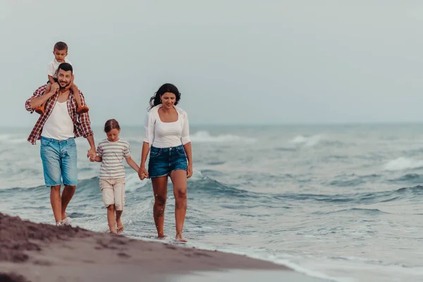 Rodzinne Spotkania Spotkania Towarzyskie Plaży Zachodzie Słońca Rodzina Spaceruje Piaszczystej — Zdjęcie stockowe