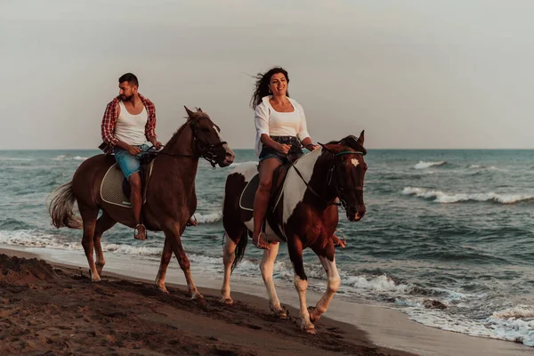 Una Pareja Amorosa Ropa Verano Montando Caballo Una Playa Arena —  Fotos de Stock