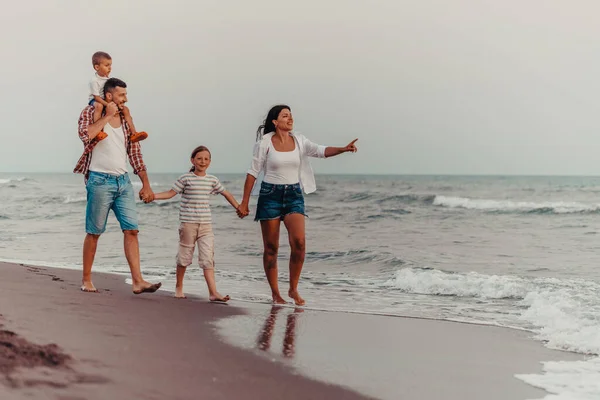 Familienfeiern Und Geselligkeit Strand Bei Sonnenuntergang Die Familie Spaziert Sandstrand — Stockfoto