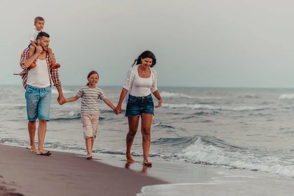 Rodzinne Spotkania Spotkania Towarzyskie Plaży Zachodzie Słońca Rodzina Spaceruje Piaszczystej — Zdjęcie stockowe