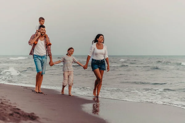 Familienfeiern Und Geselligkeit Strand Bei Sonnenuntergang Die Familie Spaziert Sandstrand — Stockfoto