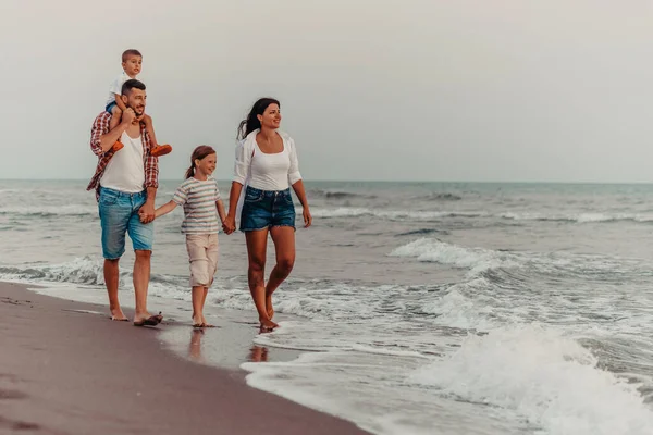 Сімейні Зустрічі Спілкування Пляжі Під Час Заходу Сонця Родина Гуляє — стокове фото
