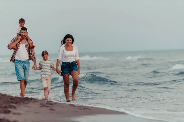 Reuniones Familiares Socialización Playa Atardecer Familia Camina Por Playa Arena — Foto de Stock