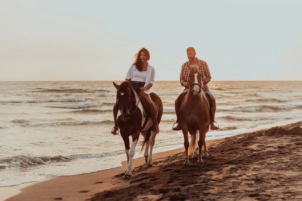 Una Pareja Amorosa Ropa Verano Montando Caballo Una Playa Arena — Foto de Stock