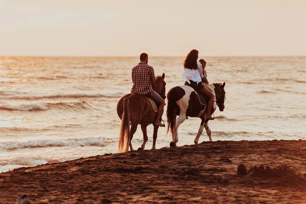 Семья Проводит Время Своими Детьми Катаясь Лошадях Вместе Песчаном Пляже — стоковое фото