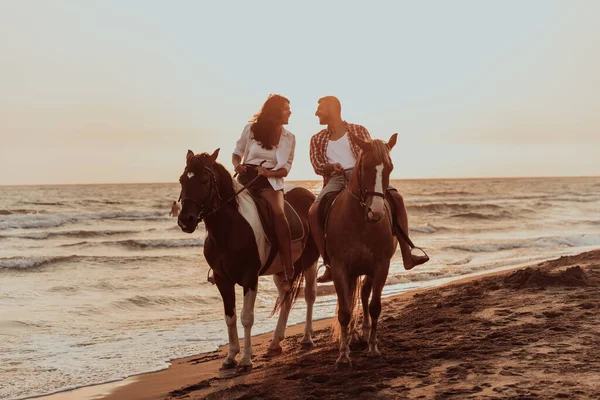 Casal Amoroso Roupas Verão Montando Cavalo Uma Praia Areia Pôr — Fotografia de Stock