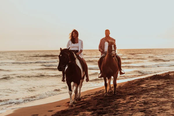 Loving Couple Summer Clothes Riding Horse Sandy Beach Sunset Sea — Φωτογραφία Αρχείου