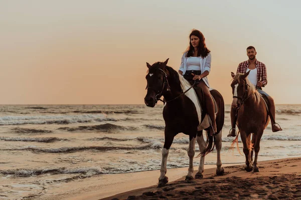 Loving Couple Summer Clothes Riding Horse Sandy Beach Sunset Sea — Φωτογραφία Αρχείου