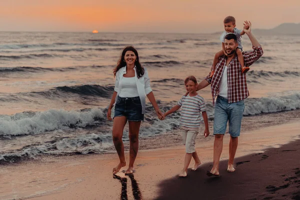 Aile Toplantıları Gün Batımında Sahilde Sosyalleşme Aile Kumlu Sahil Boyunca — Stok fotoğraf