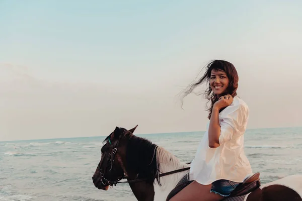 Woman Summer Clothes Enjoys Riding Horse Beautiful Sandy Beach Sunset — ストック写真