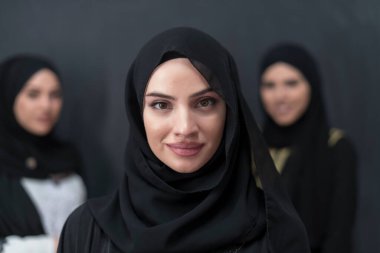 Siyah arka planda izole edilmiş tesettürlü güzel Müslüman kadınların toplu portresi. Yüksek kalite fotoğraf