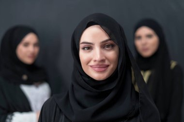 Siyah arka planda izole edilmiş tesettürlü güzel Müslüman kadınların toplu portresi. Yüksek kalite fotoğraf