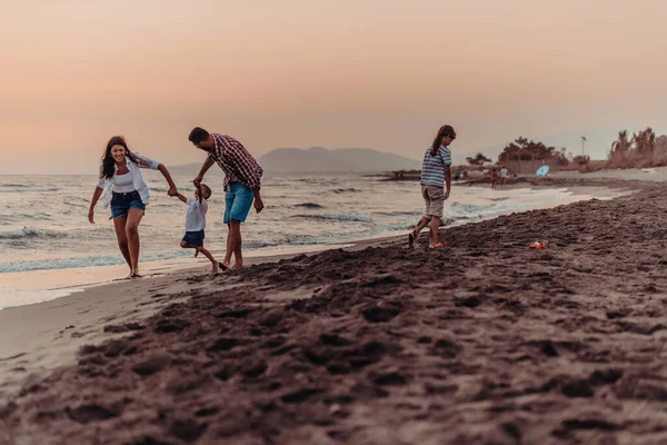 Οικογενειακές Συγκεντρώσεις Και Κοινωνικοποίηση Στην Παραλία Ηλιοβασίλεμα Οικογένεια Περπατά Κατά — Φωτογραφία Αρχείου