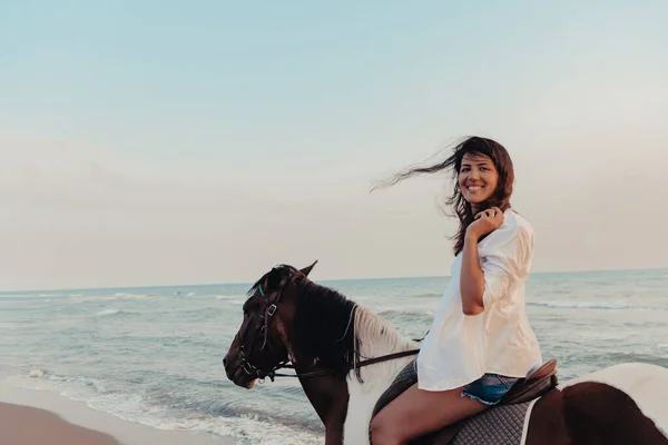 Een Vrouw Zomerkleding Geniet Van Paardrijden Een Prachtig Zandstrand Bij — Stockfoto
