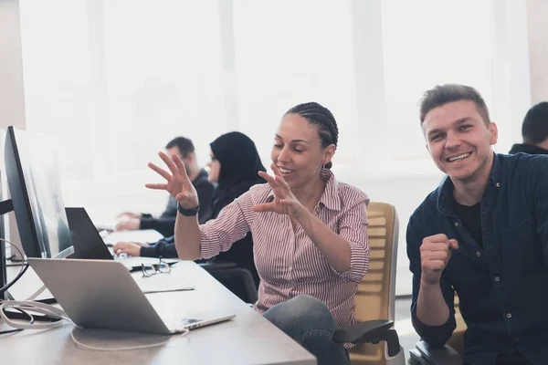 Samenwerkingsproces Van Multicultureel Geschoold Jong Business Team Tijdens Brainstormsbijeenkomst Kantoor — Stockfoto