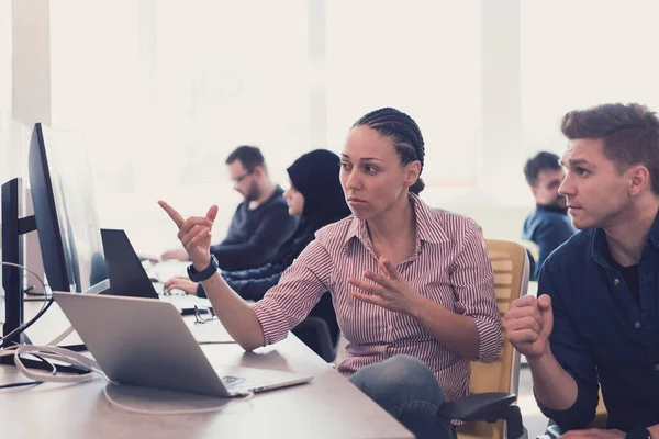 Processo Colaborativo Equipe Multicultural Especializada Jovens Negócios Durante Reunião Brainstorming — Fotografia de Stock