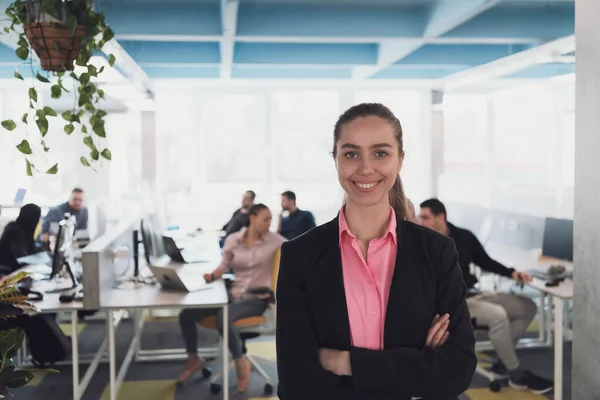 Retrato Una Joven Mujer Negocios Sonriente Creativa Oficina Inicio Coworking — Foto de Stock