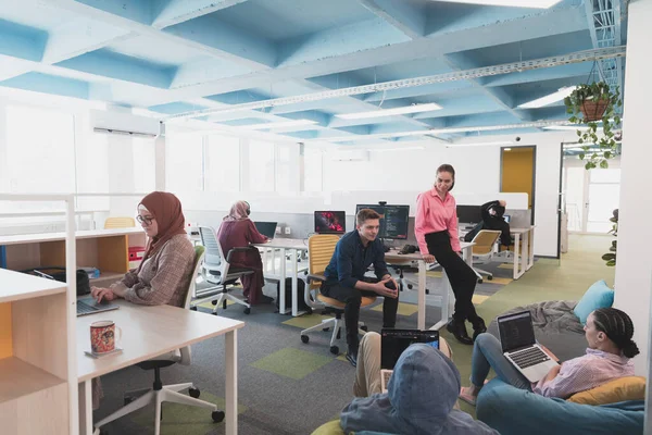 Retrato Una Joven Mujer Negocios Sonriente Una Creativa Oficina Inicio — Foto de Stock