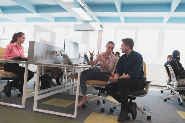 Samenwerkingsproces Van Multicultureel Geschoold Jong Business Team Tijdens Brainstormsbijeenkomst Kantoor — Stockfoto