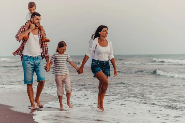 Aile Toplantıları Gün Batımında Sahilde Sosyalleşme Aile Kumlu Sahil Boyunca — Stok fotoğraf