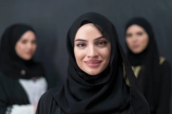 Retrato Grupal Hermosas Mujeres Musulmanas Vestido Moda Con Hijab Aislado — Foto de Stock