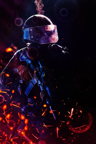 연합의 돌격소총 전투용 헬멧을 어두운 배경에서 임무를 합니다 파란색 보라색 — 스톡 사진