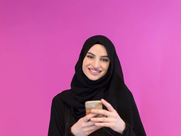 Genç Modern Müslüman Kadını Pembe Bir Karatahtanın Önünde Tesettürlü Kıyafetler — Stok fotoğraf
